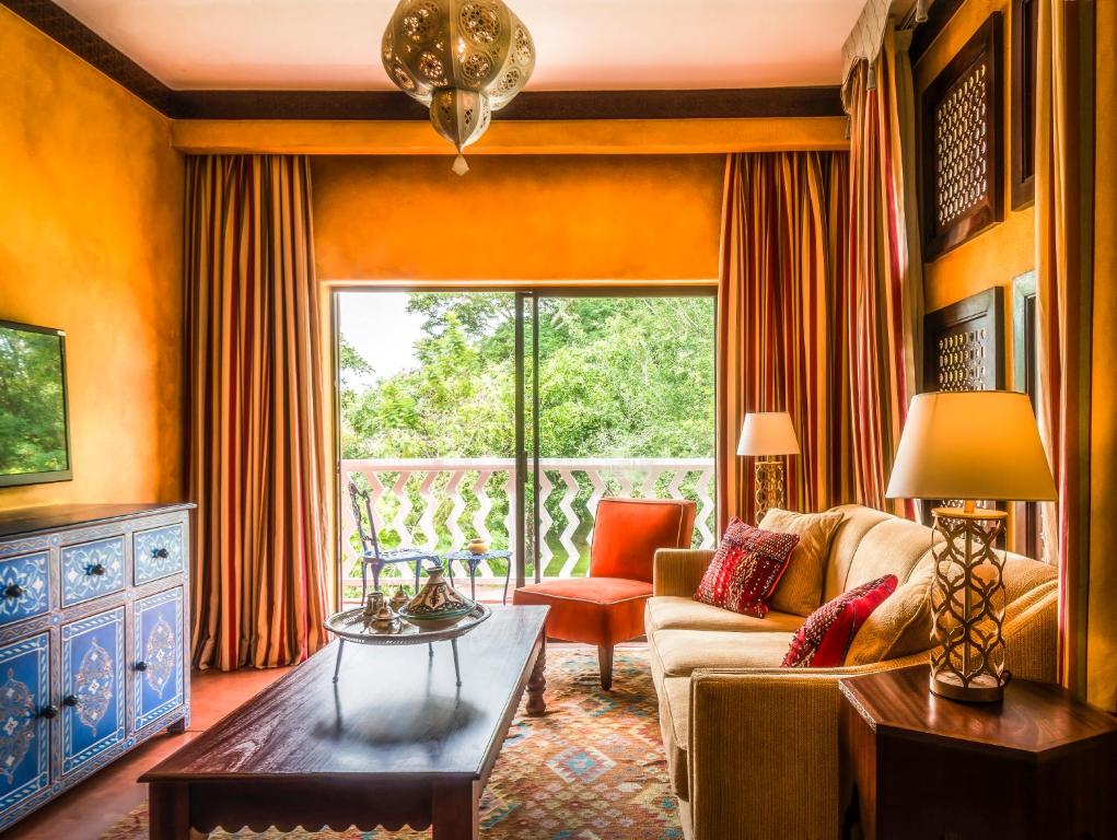 利文斯顿Avani Victoria Falls Resort的客厅配有沙发和桌子