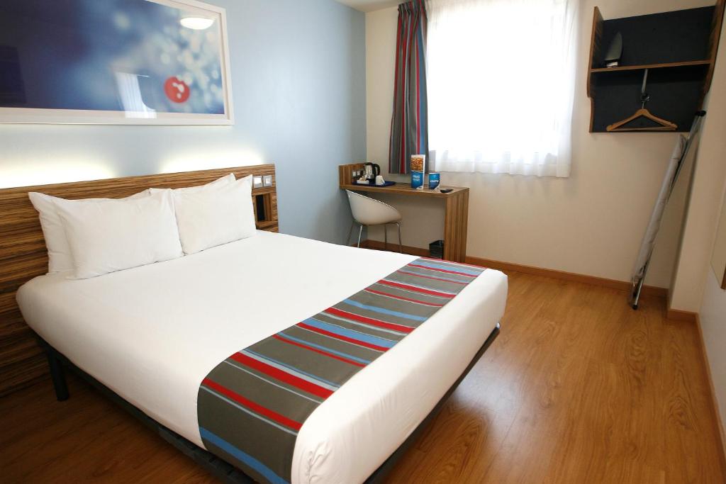 巴塞罗那巴塞罗那波布雷诺旅馆的卧室配有一张大白色床和窗户