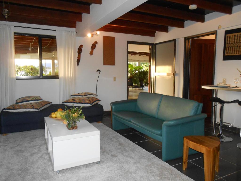 帕拉马里博Palm Village 134的客厅配有沙发和桌子