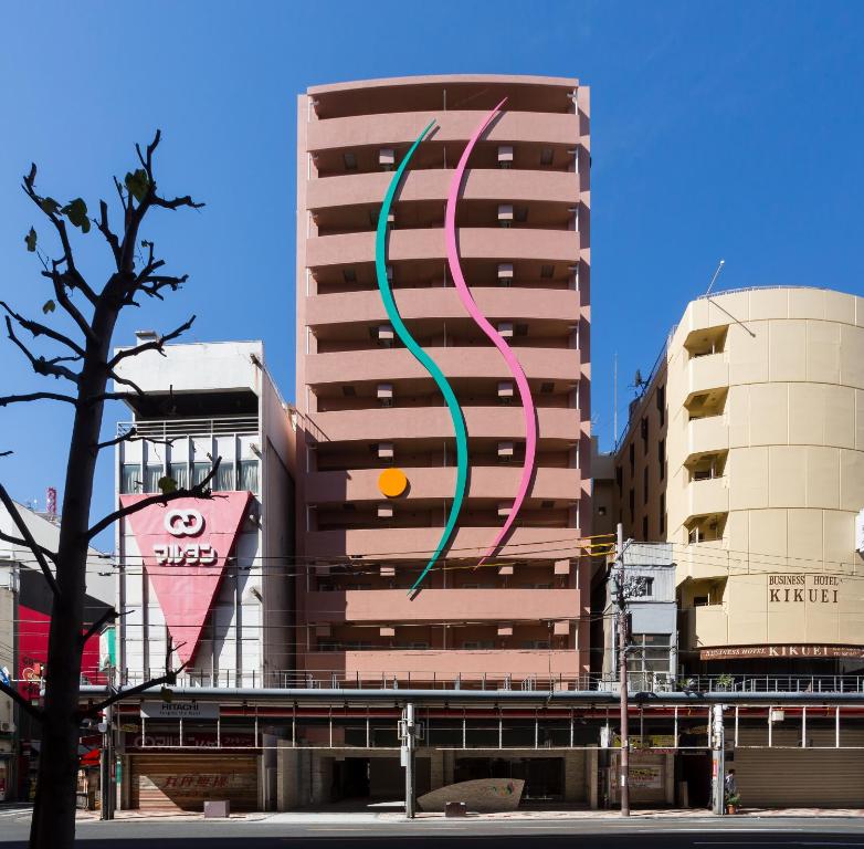 大阪难波萨拉萨经济型酒店的前面有风筝的高楼