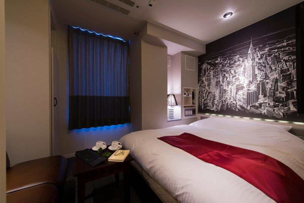 东京The CALM Hotel Tokyo的一间卧室配有一张壁画床