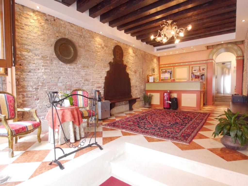 威尼斯卡黛珀罗酒店的一间设有砖墙和壁炉的客厅