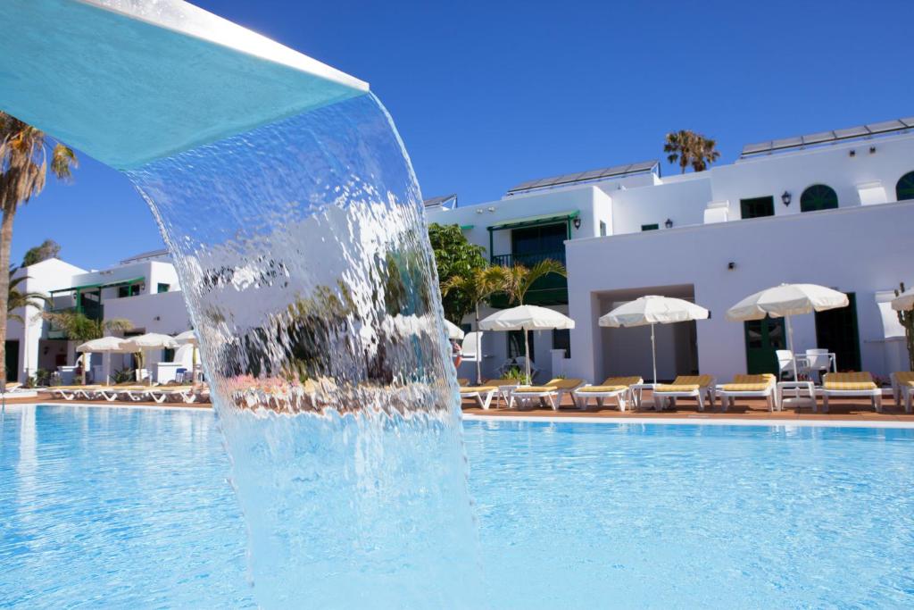 卡门港凯莱伊左洛俱乐部酒店的游泳池中央的喷泉