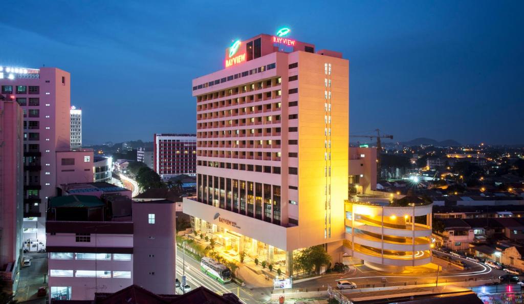 马六甲海湾酒店的城市的一座有灯光的建筑