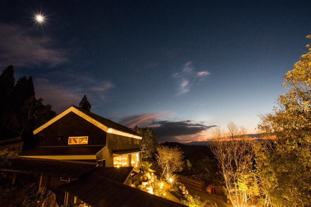 南小国町黑川温泉御所月光树日式旅馆的夜晚在房子的一侧有标志