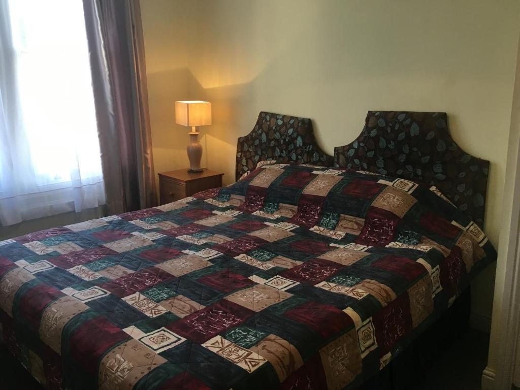 泰晤士河畔里士满公爵头酒店的一间卧室配有床,床上装有被子