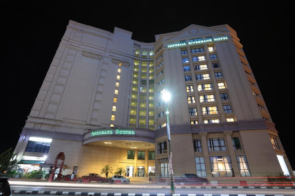 古晋古晋帝国河岸酒店的一座在晚上有灯的大建筑