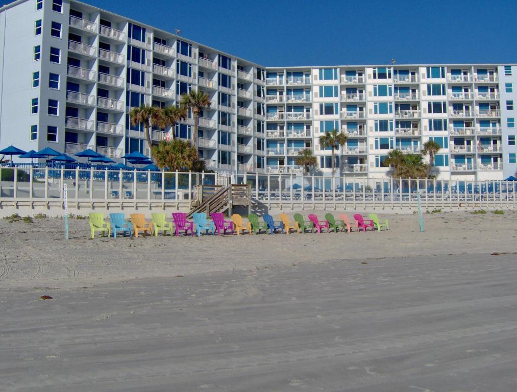 新士麦那海滩新士麦那海滩岛屿海滩度假酒店的酒店前海滩上的一排椅子