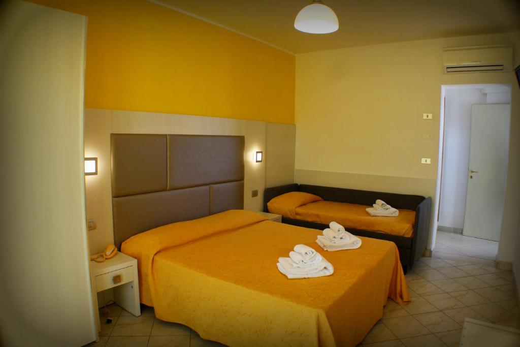 贝拉里亚-伊贾马里纳阿德里亚酒店的酒店客房,配有两张带毛巾的床