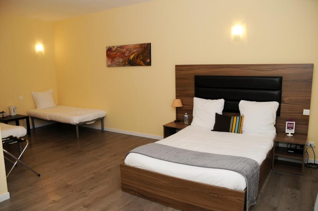 莫雷兹Hotel Morez的配有一张床和一把椅子的酒店客房