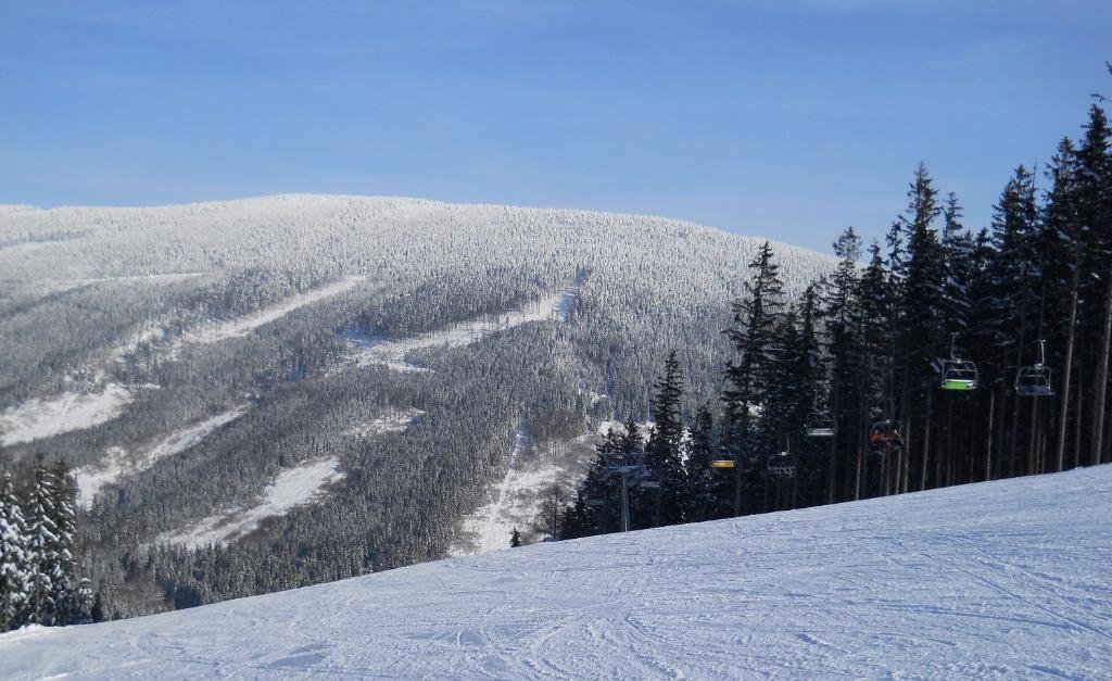 卢捷拿纳德德斯努Apartments Světluška的雪覆盖的山,远处设有滑雪缆车