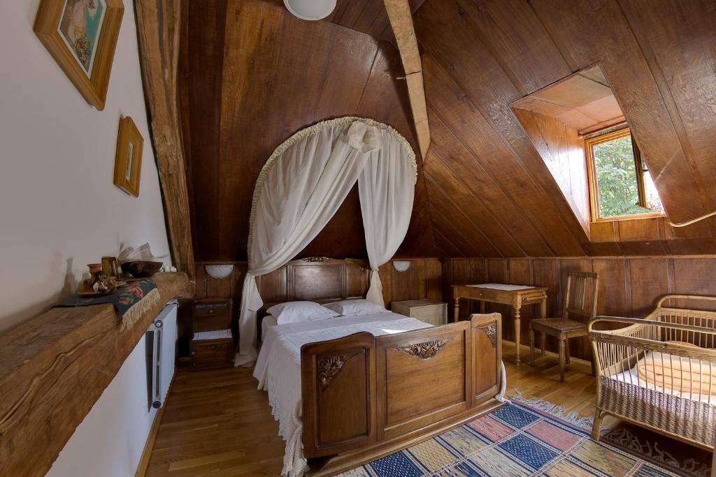 Corbelin盖亚尔庄园住宿加早餐旅馆的一间卧室设有一张床和木制天花板