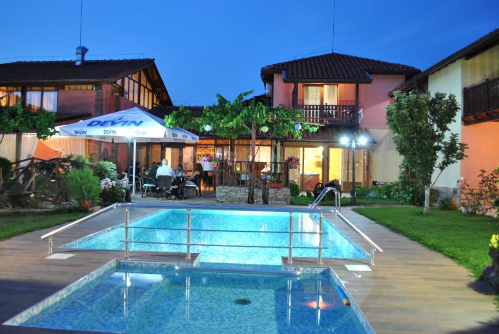 奥格尼亚诺沃Family hotel Gradina的房屋前的游泳池