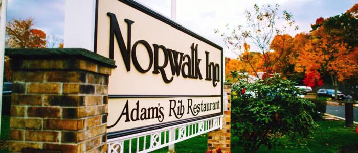 诺沃克Norwalk Inn & Conference Center的停车场迎宾标志