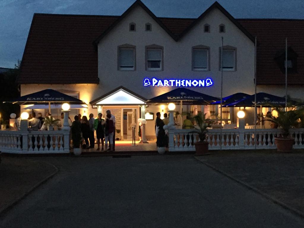 Otterbach帕台农餐厅旅馆的一群人站在建筑物外