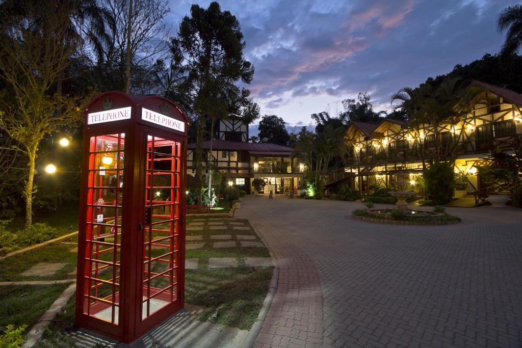 佩尼多不列颠尼亚酒店的大楼前的红色电话亭