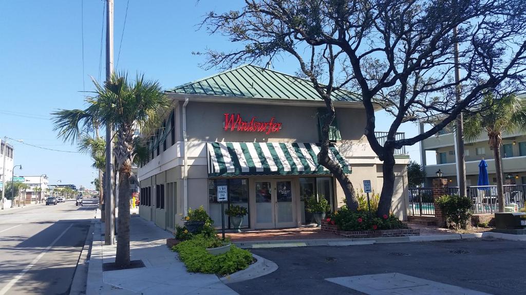 默特尔比奇Windsurfer Hotel的棕榈树街道上的一间mcdonalds餐厅