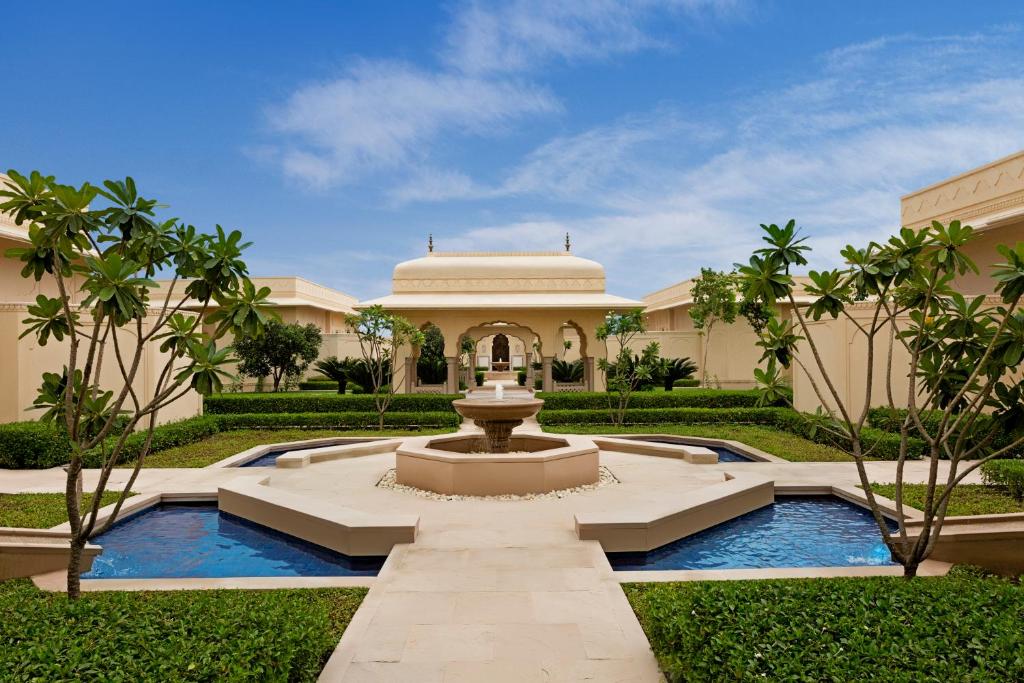 钱德加尔The Oberoi Sukhvilas Spa Resort, New Chandigarh的院子中间有喷泉的建筑物