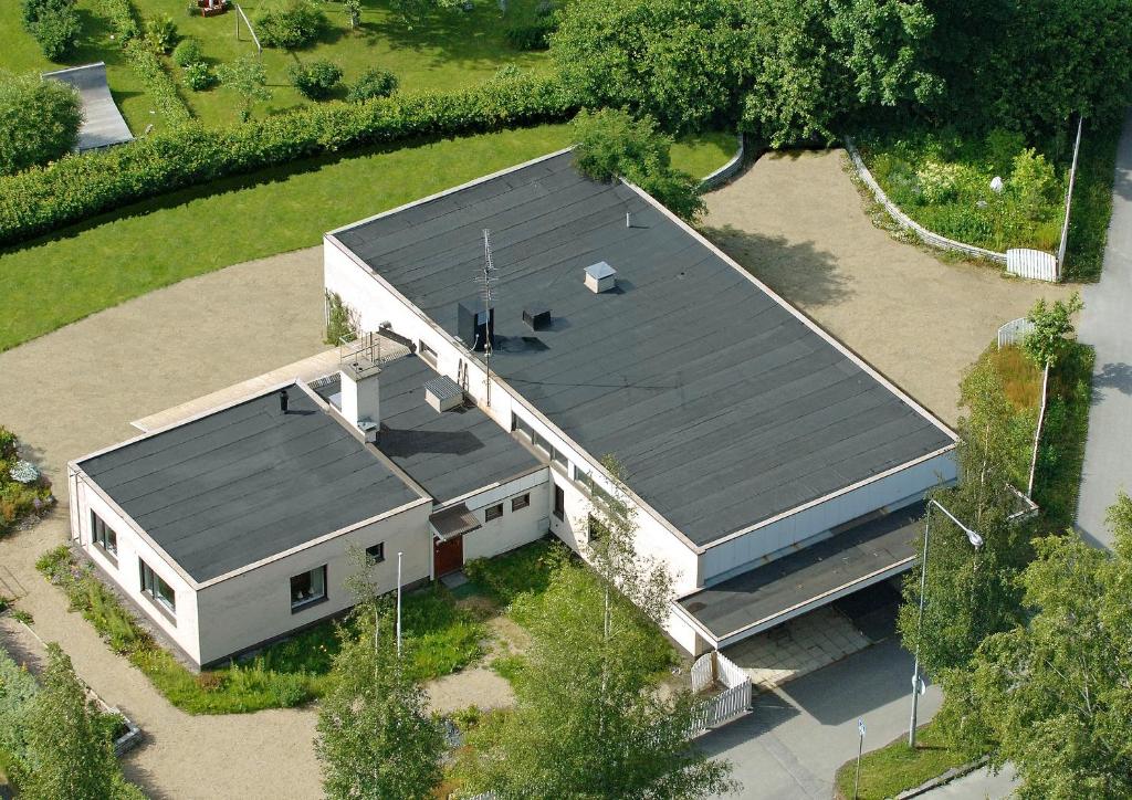 米凯利Gasthaus Mikkeli的金属屋顶房屋的顶部景观