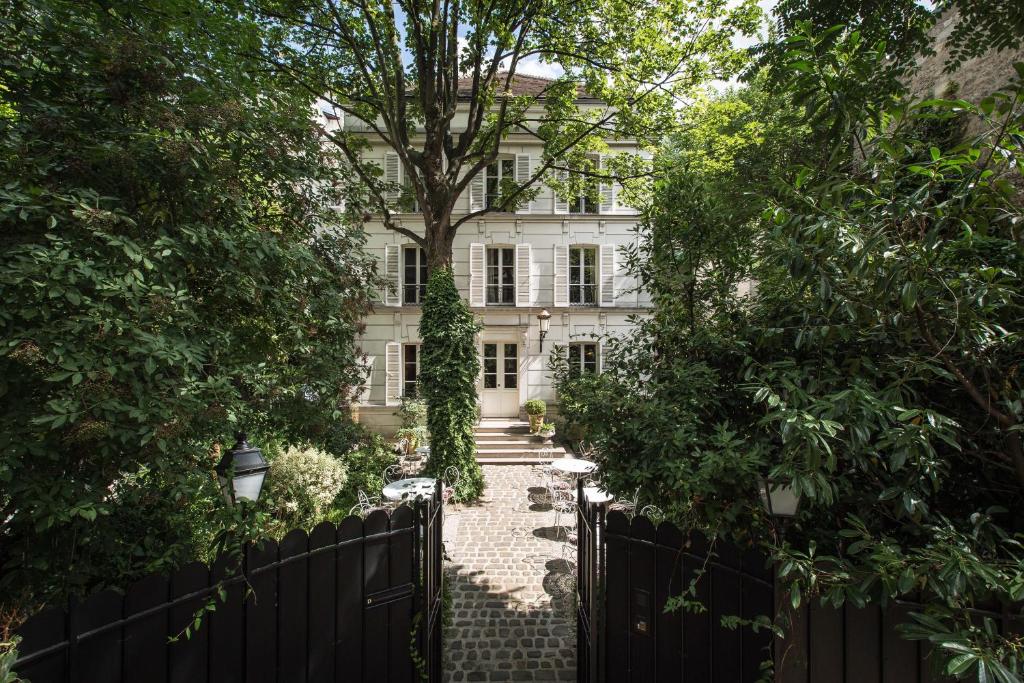 巴黎蒙马特高地特别酒店的树屋前的围栏