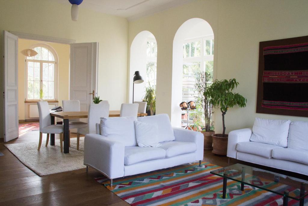 泰尔托Villa Erica的客厅配有2张白色沙发和1张桌子