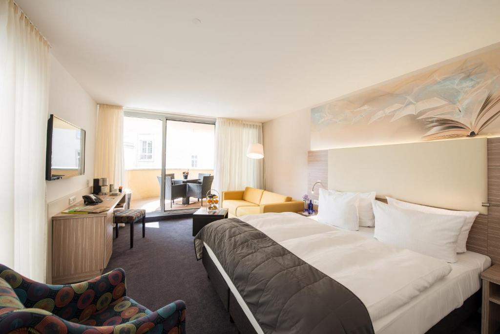 莱比锡莱比锡图书酒店的酒店客房设有床和客厅。