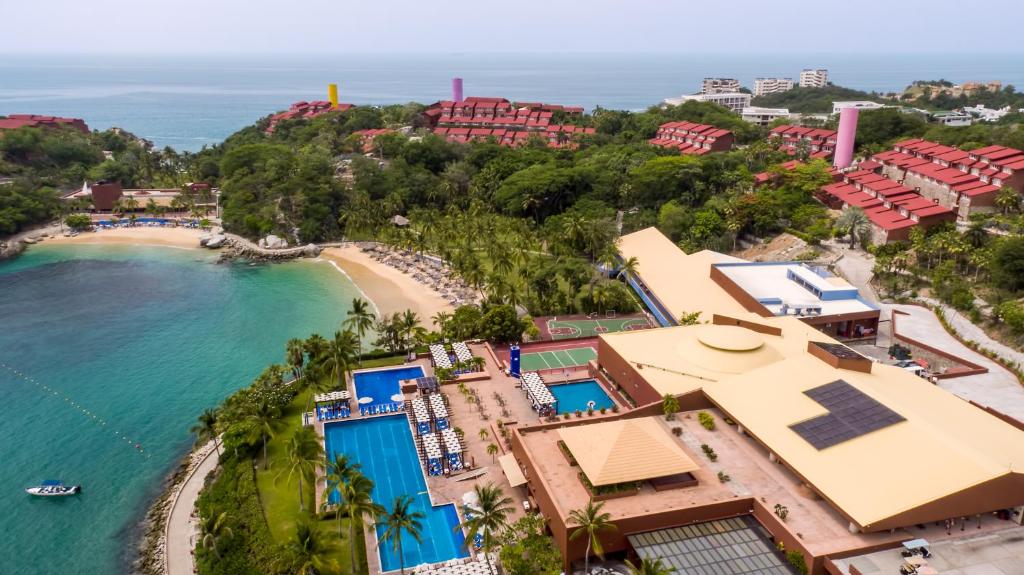 圣克鲁斯华特库拉斯布里萨斯哈杜克酒店的享有度假村和海滩的空中景致