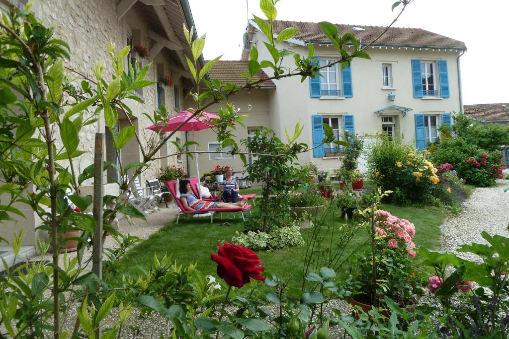 Val de VesleLes chambres d'hôtes Joy的鲜花屋前的花园