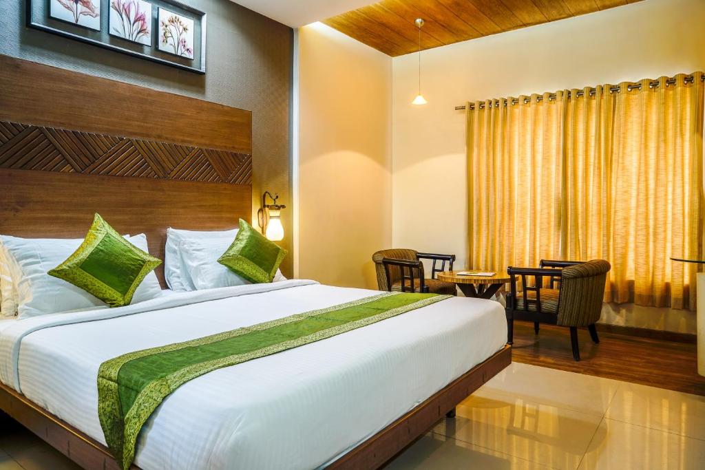 奥兰加巴德Hotel Sonia CIDCO的酒店客房配有一张床铺和一张桌子。