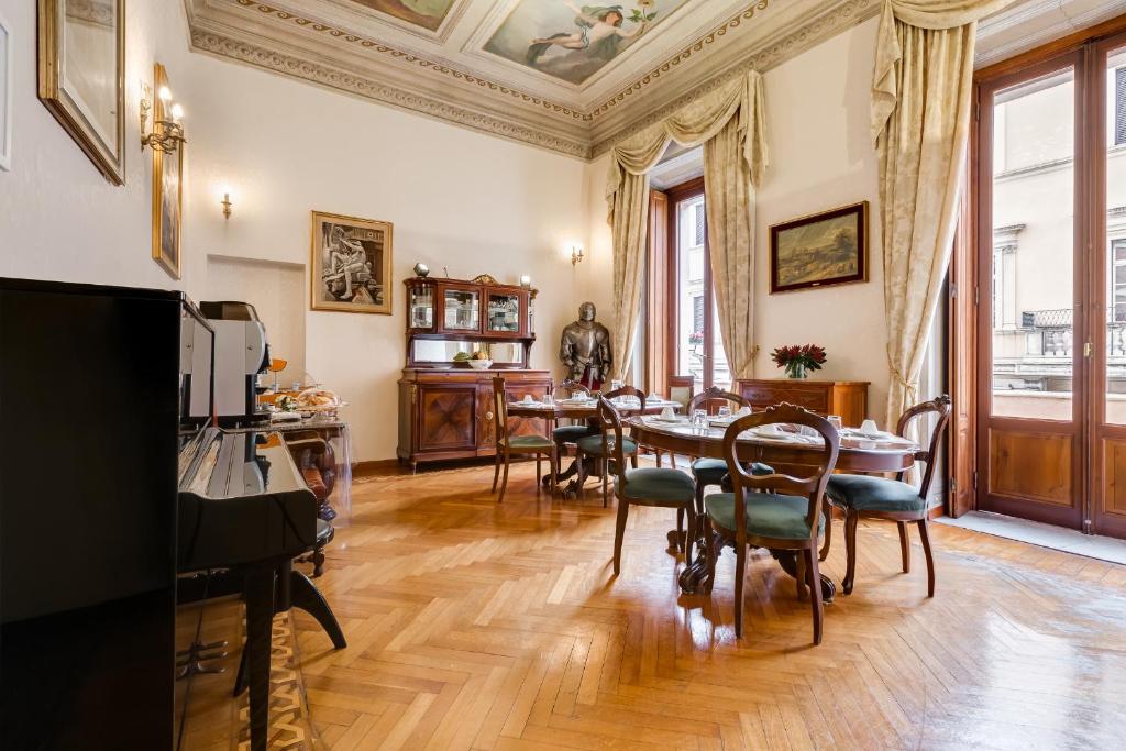 罗马阿伏丽斯其苏罗马豪华B&B酒店的一间带桌椅的用餐室