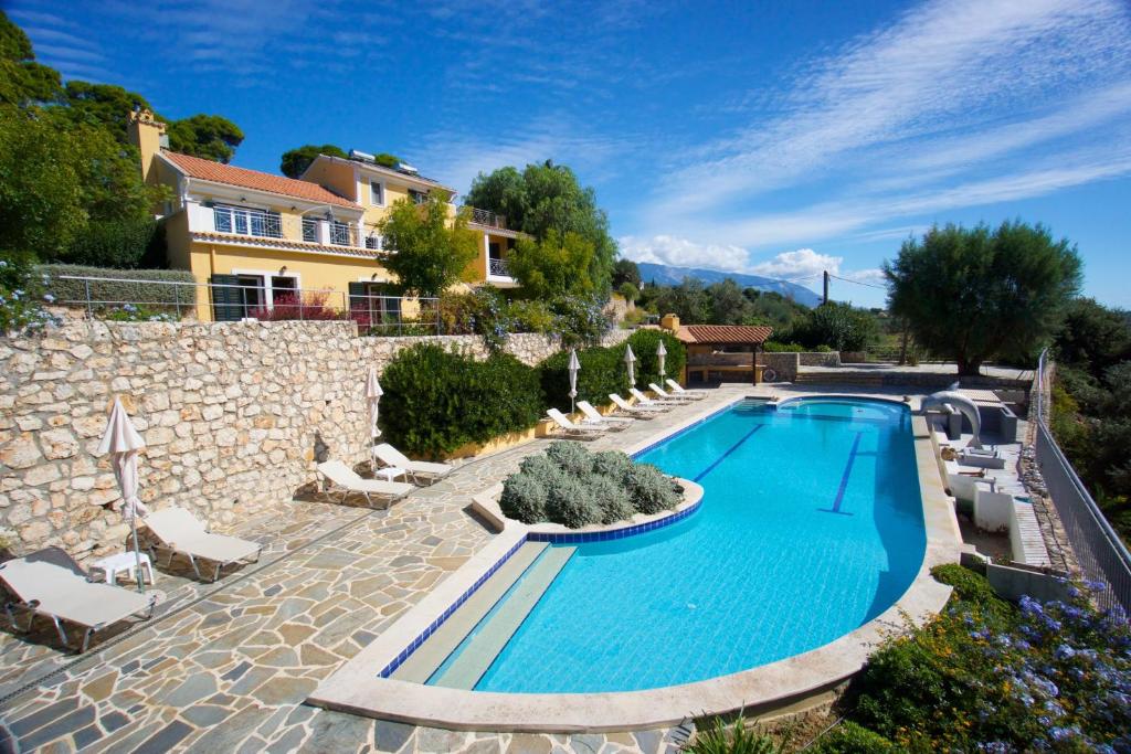 拉基索拉Villa Theodora的别墅前的游泳池