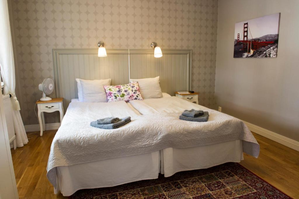 诺拉Lilla Hotellet i Nora的一间卧室配有一张大床和两条毛巾