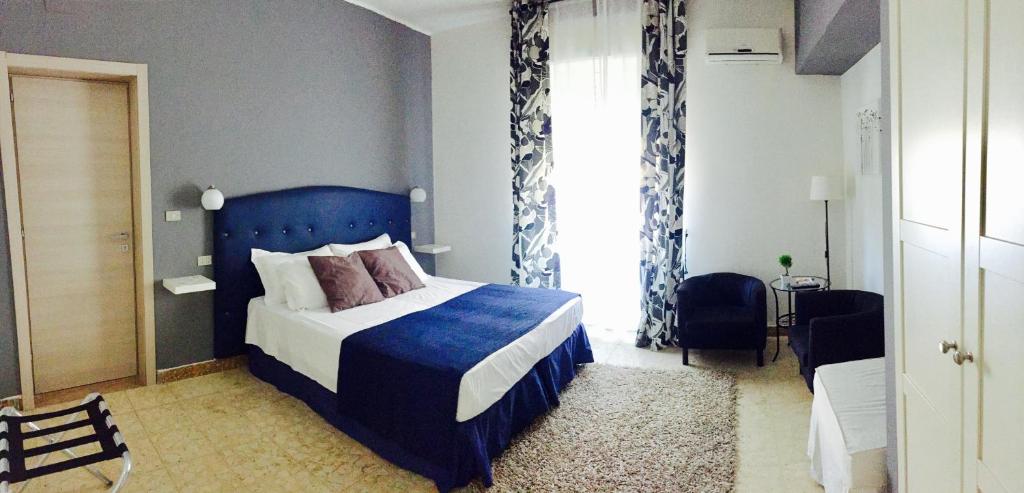 雷焦卡拉布里亚B&B Civico 46的一间卧室设有蓝色的床和窗户。