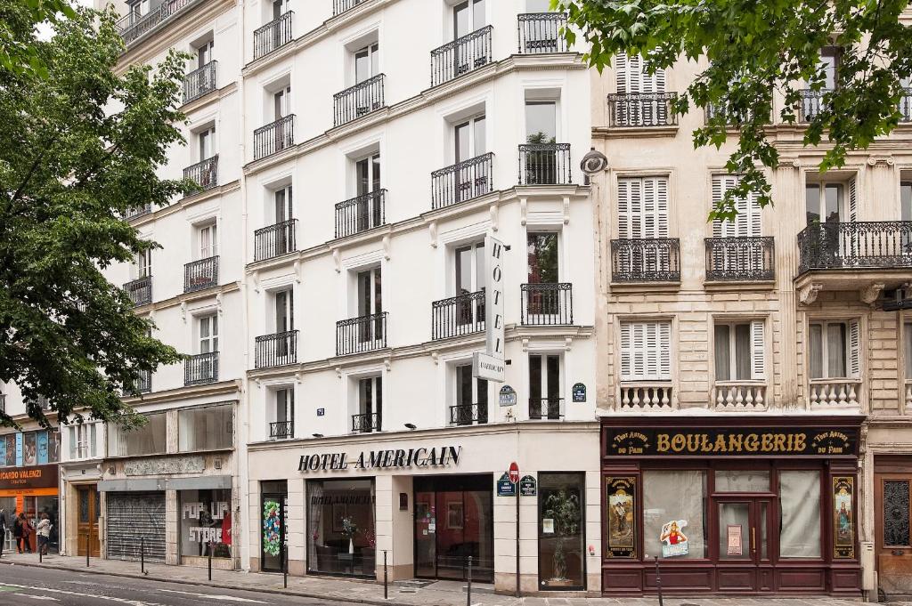 巴黎美洲人酒店的一条城市街道上的白色大建筑