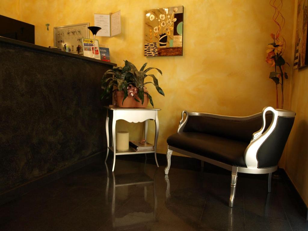 蒙扎卡罗尔酒店 的客厅配有椅子和桌子