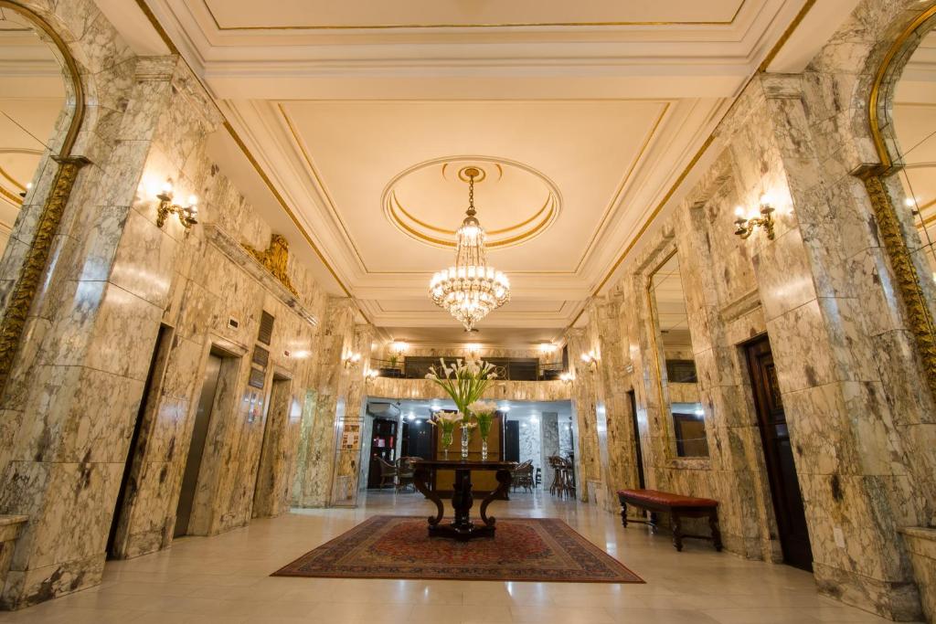 里约热内卢OK酒店的走廊设有大理石墙壁和吊灯