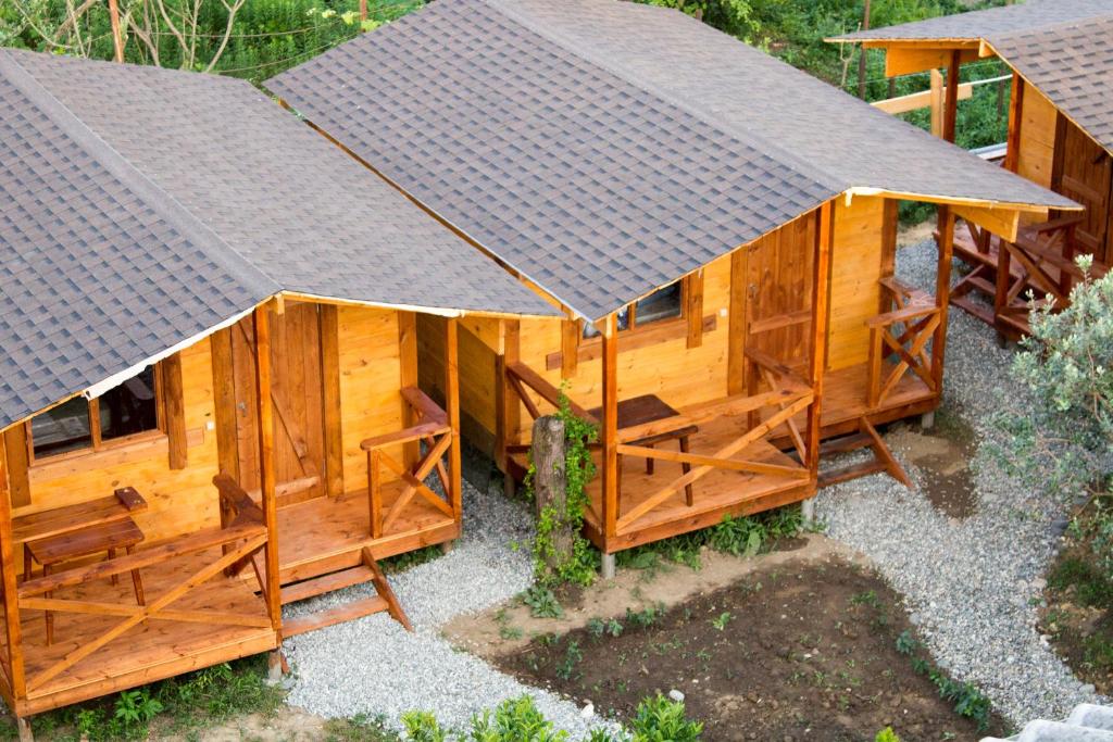 加格拉Holiday home Teremki的享有带屋顶的木屋的顶部景致