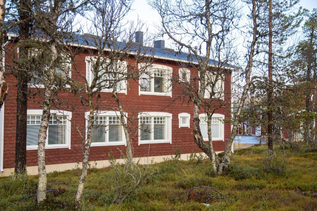 萨利色尔卡劳图拉皮公寓的红砖建筑,有白色的窗户和树木