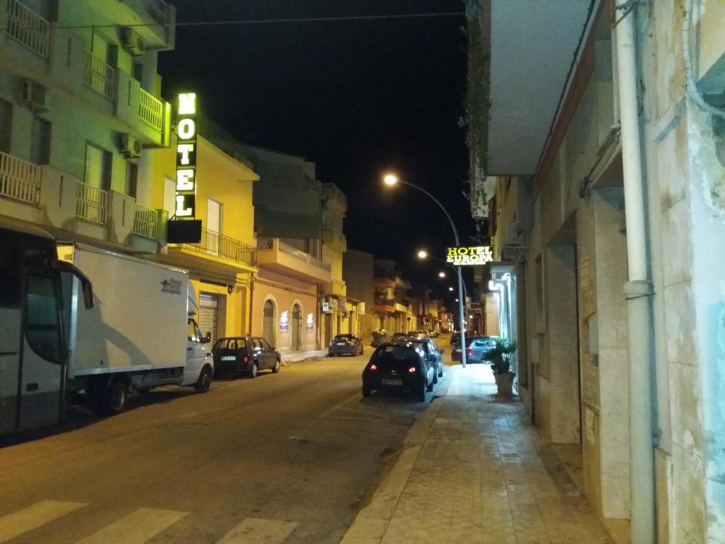 维多利亚Hotel Europa的街道上,夜间有车辆停放的城市街道