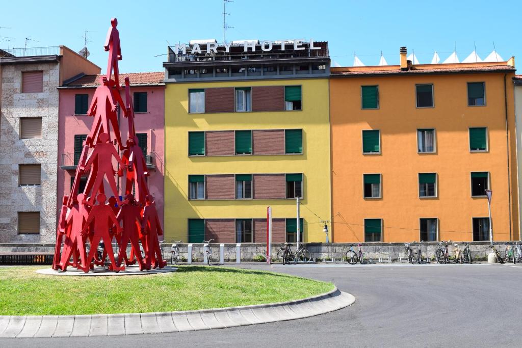 斯培西亚玛丽酒店的建筑前的红色雕塑