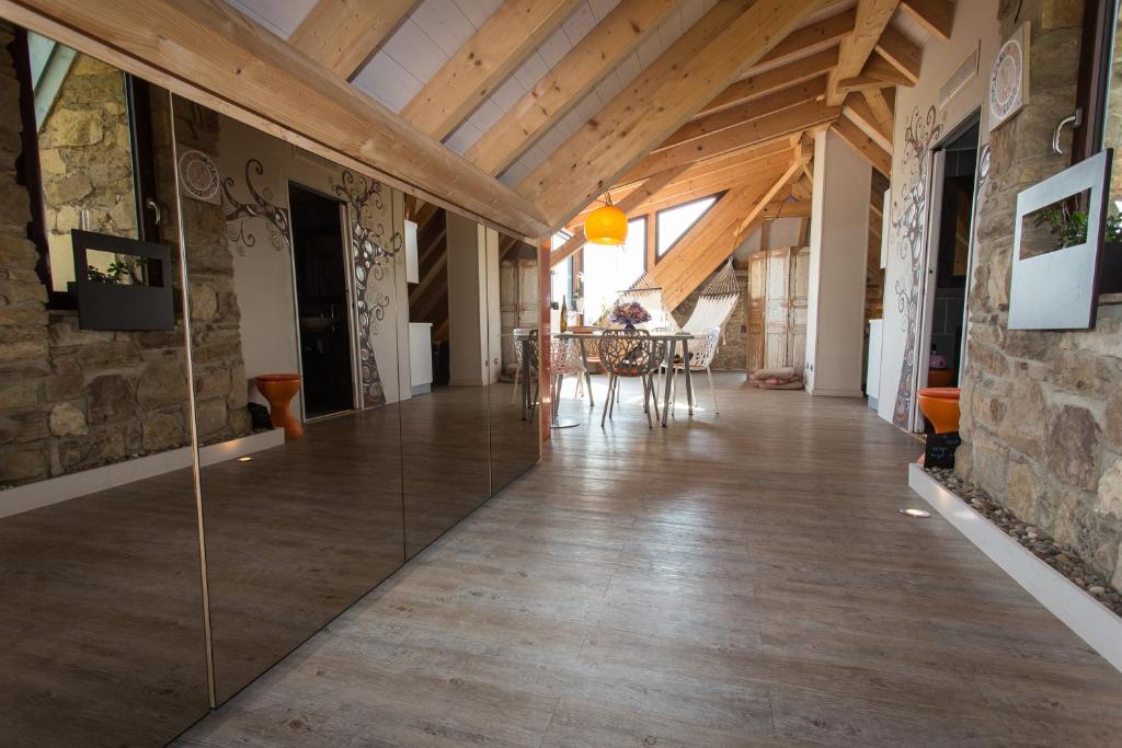 OsenbachLoft "Home, Sauna & Pool"的大型走廊设有木地板和木制天花板