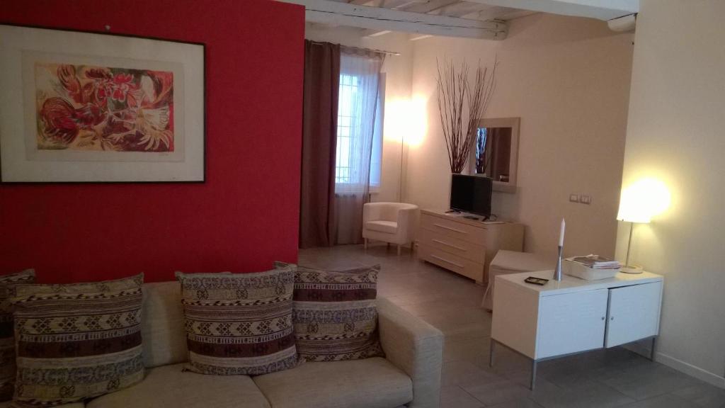 曼托瓦雅格拉住宅酒店的带沙发和红色墙壁的客厅