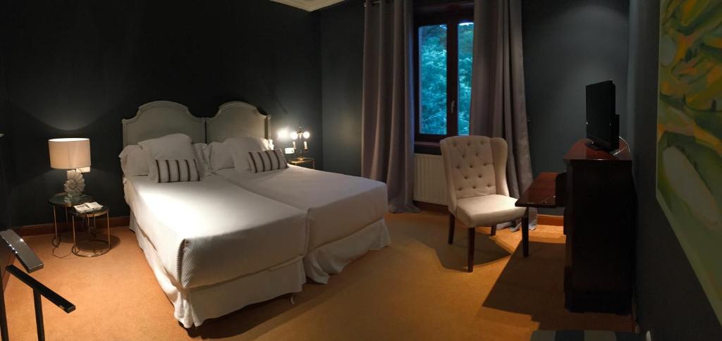 苏马拉加艾克斯百里酒店的卧室配有白色的床和窗户。