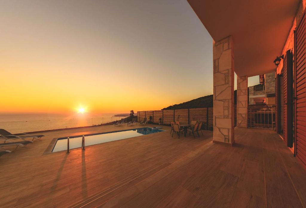 沃丽曼村Orient Villas Deluxe的从房子的甲板上欣赏日落美景