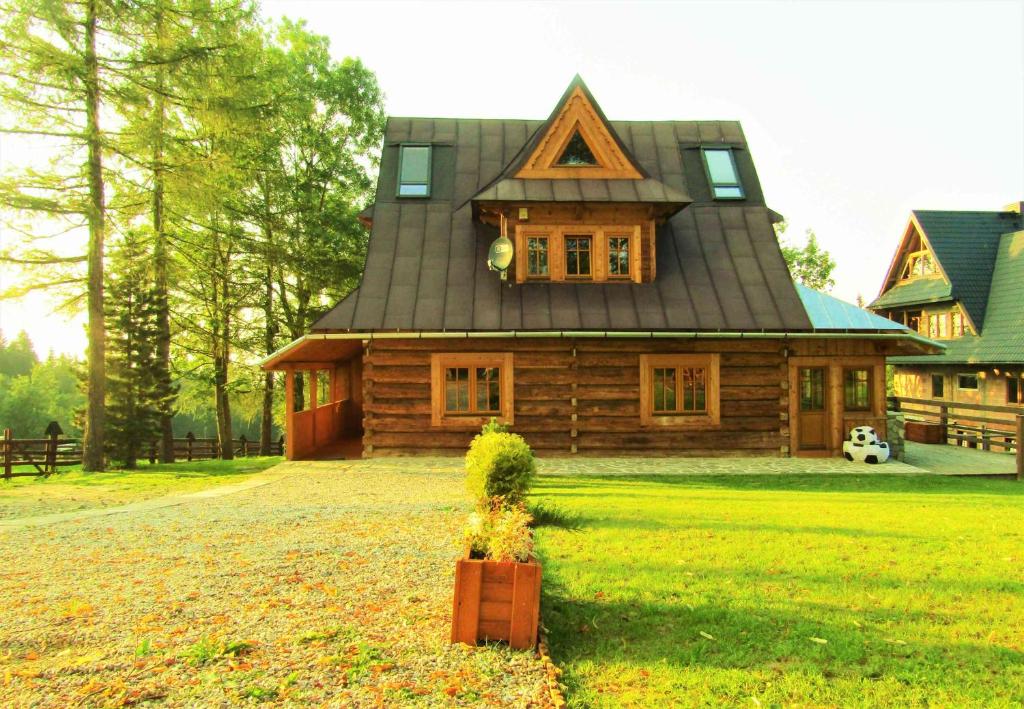 扎科帕内Pompelówka - chata na Głubałówce的庭院中带屋顶的木屋