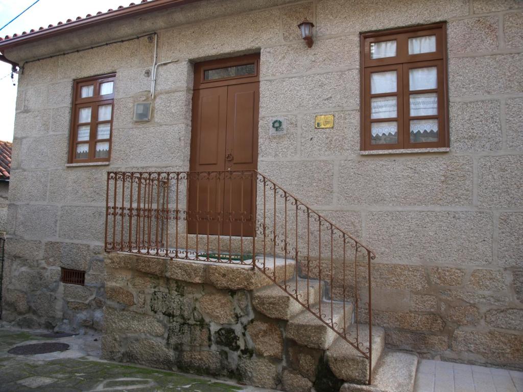 索茹Casa de RioBom的石头房子,设有木门和楼梯