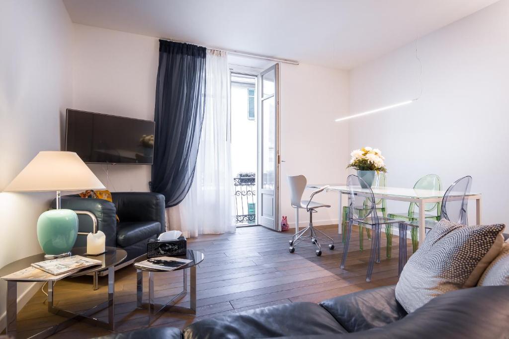 科莫Como Design Apartment - byMyHomeinComo的客厅配有沙发和桌子