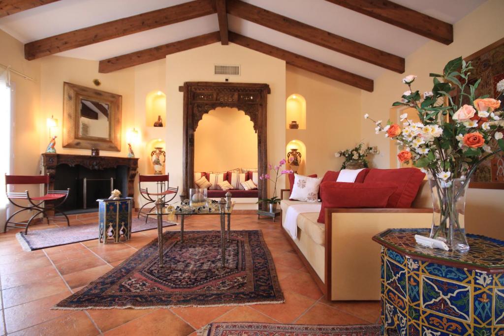 普罗普里亚诺卡萨苏丹娜酒店的带沙发和壁炉的客厅