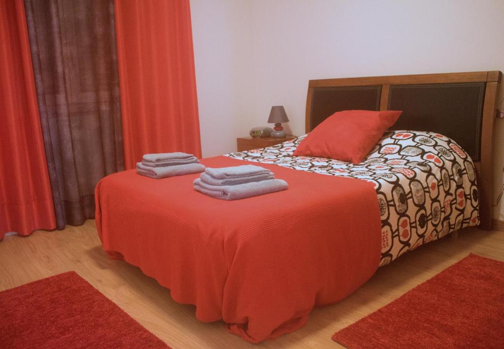 佩尼契Saudade Peniche Apartment的一间卧室配有带毛巾的床