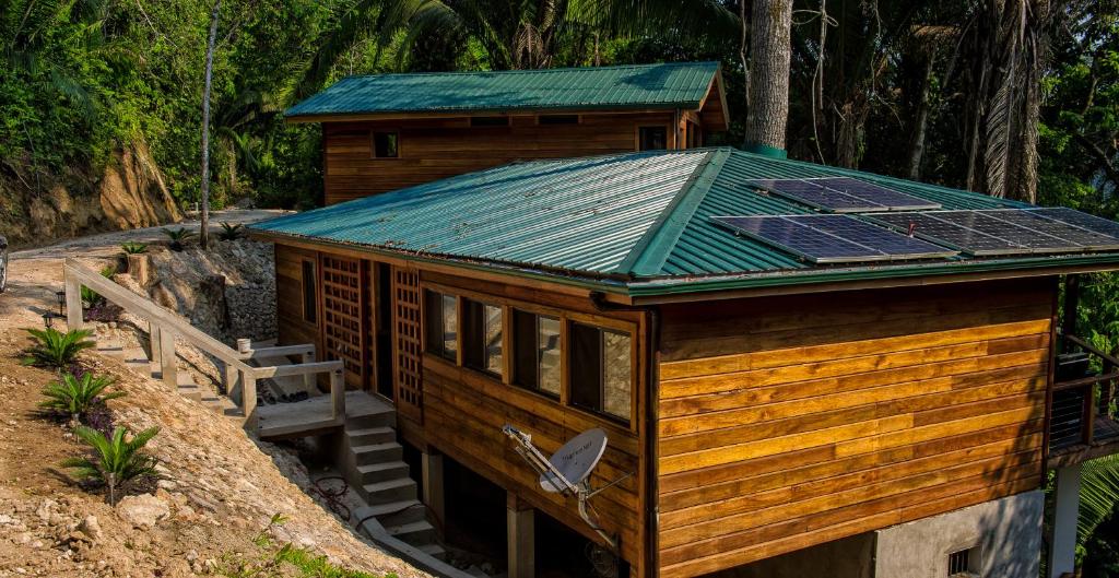 Benque Viejo del CarmenCasa Santa Maria的屋顶上设有太阳能电池板的小房子